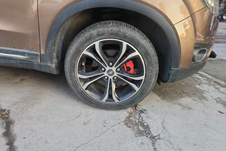Used FAW Senya R7 2016 1.6L Automatic Luxury Model Right Front Wheel Hub