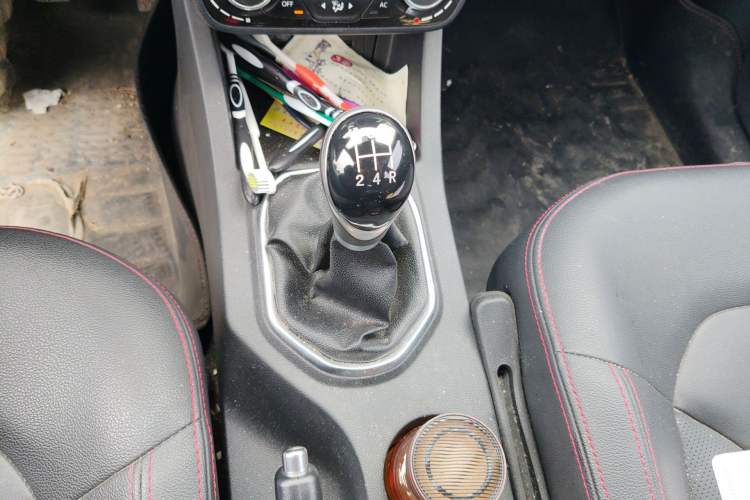 Used FAW Senya R7 2016 1.6L Manual Smart Version Gear Lever