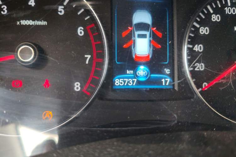Used FAW Senya R7 2016 1.6L Manual Smart Version Odometer Close Up