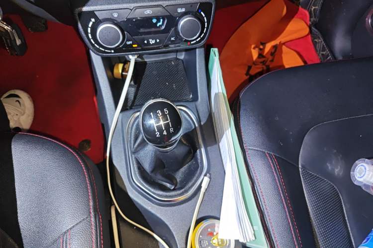 Used FAW Senya R7 2016 1.6L Manual Luxury Model Gear Lever