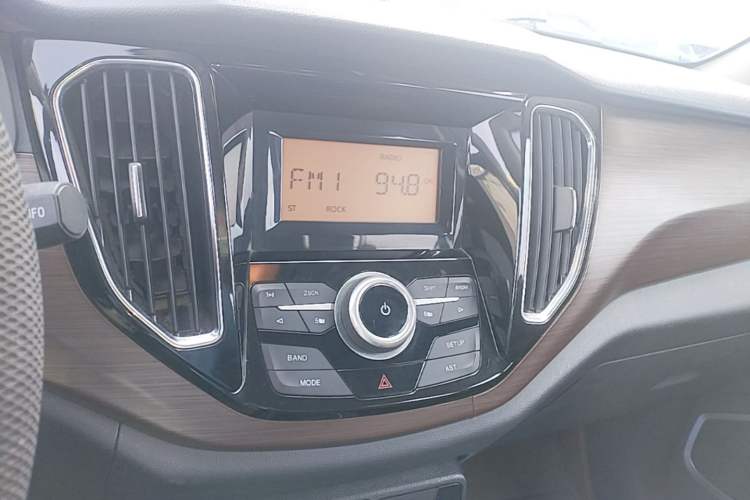 Used FAW Senya R7 2016 1.6L Manual Luxury Model Audio And AC Panel
