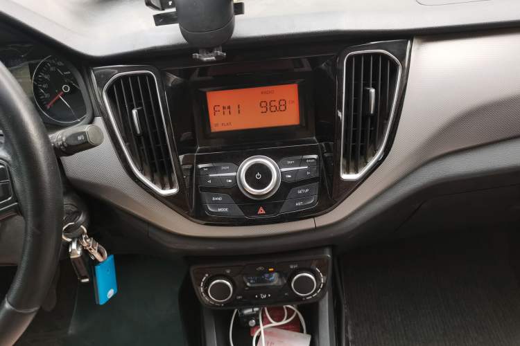 Used FAW Senya R7 2016 1.6L Manual Luxury Model Audio And AC Panel