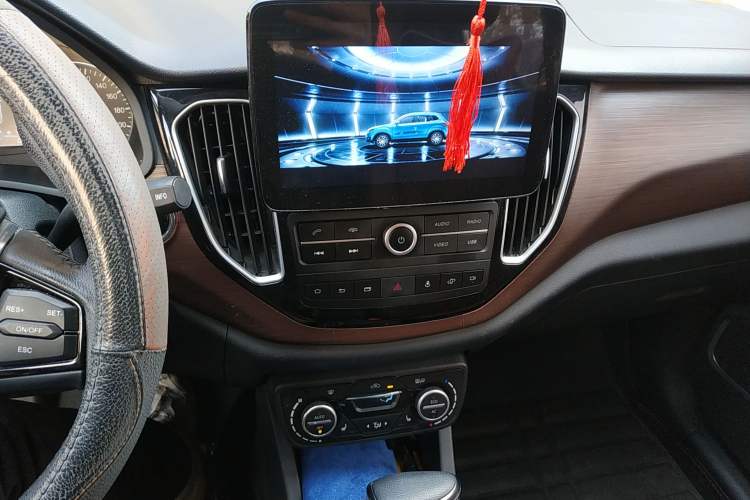 Used FAW Senya R7 2016 1.6L Automatic Prestige Model Audio And AC Panel