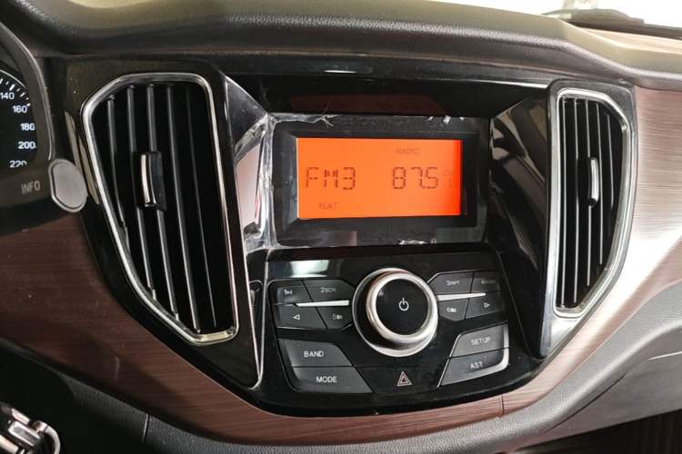 Used FAW Senya R7 2016 1.6L Manual Luxury Model Audio And AC Panel