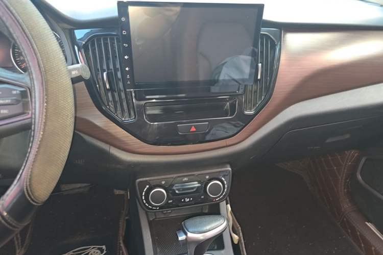 Used FAW Senya R7 2016 1.6L Automatic Luxury Model Audio And AC Panel