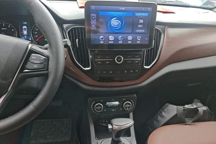 Used FAW Senya R7 2016 1.6L Automatic Prestige Model Audio And AC Panel