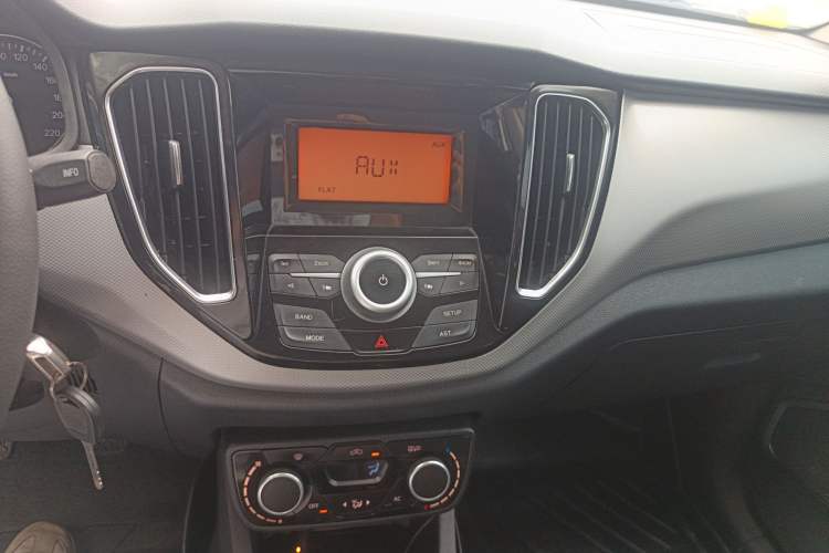 Used FAW Senya R7 2016 1.6L Manual Luxury Model Audio And AC Panel