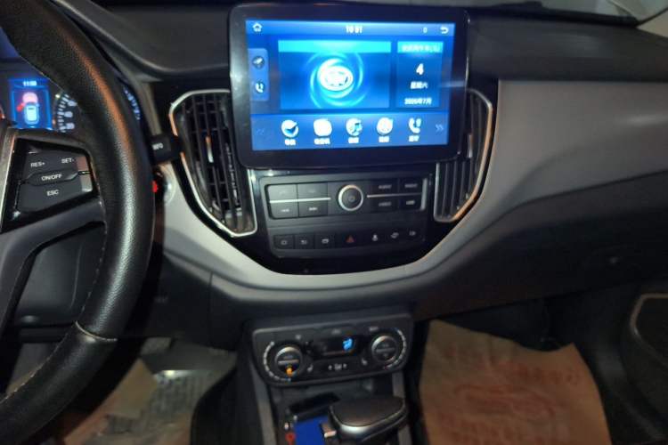 Used FAW Senya R7 2016 1.6L Automatic Prestige Model Audio And AC Panel