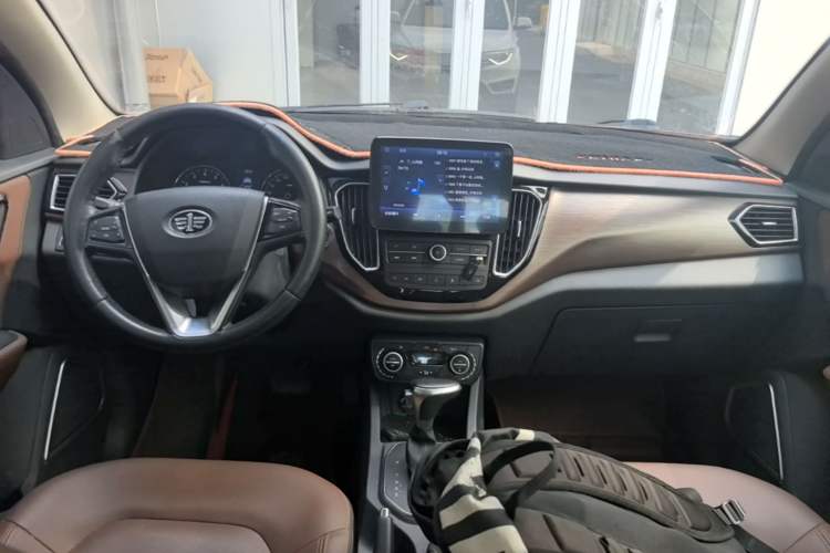 Used FAW Senya R7 2016 1.6L Automatic Smart Version Center Console