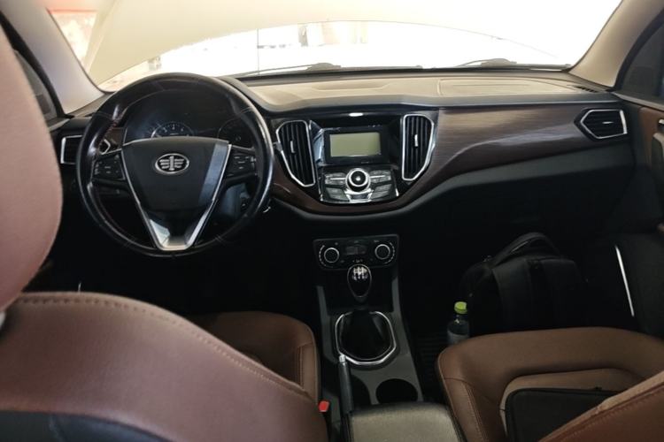 Used FAW Senya R7 2016 1.6L Manual Luxury Model Center Console