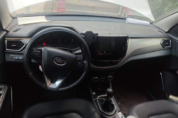 Used FAW Senya R7 2016 1.6L Manual Luxury Model Center Console
