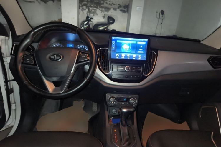 Used FAW Senya R7 2016 1.6L Automatic Prestige Model Center Console
