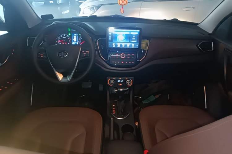Used FAW Senya R7 2016 1.6L Automatic Smart Version Center Console