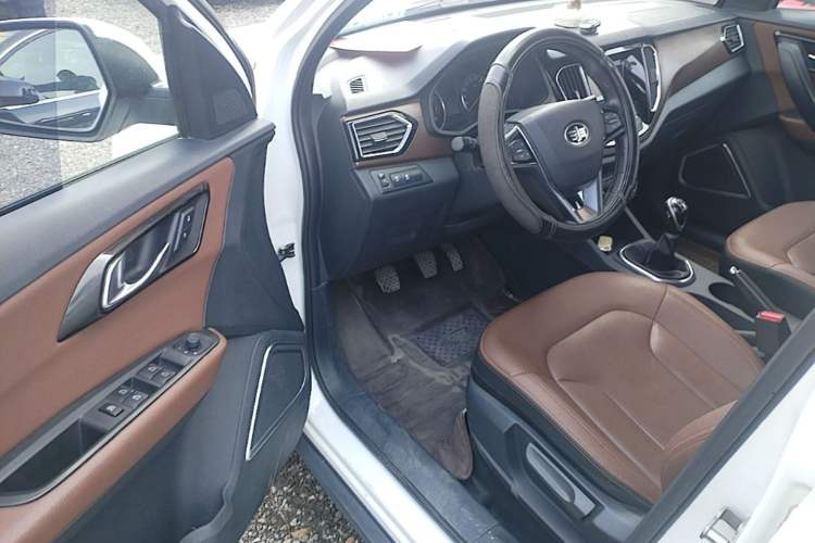 Used FAW Senya R7 2016 1.6L Manual Luxury Model Driver Seat