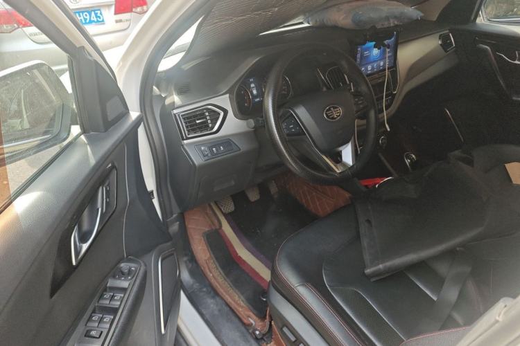 Used FAW Senya R7 2016 1.6L Manual Luxury Version Driver Seat