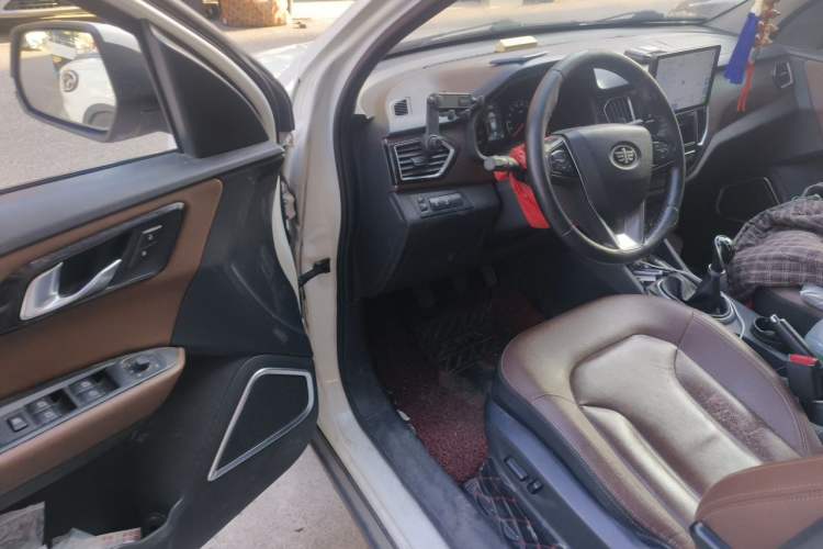 Used FAW Senya R7 2016 1.6L Manual Luxury Version Driver Seat