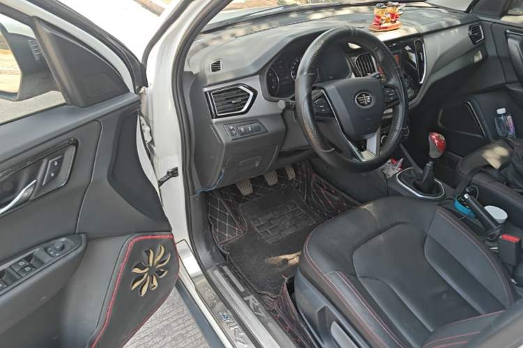 Used FAW Senya R7 2016 1.6L Manual Luxury Model Driver Seat