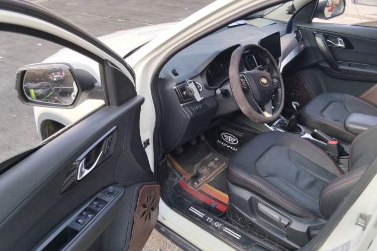 Used FAW Senya R7 2016 1.6L Manual Luxury Model Driver Seat