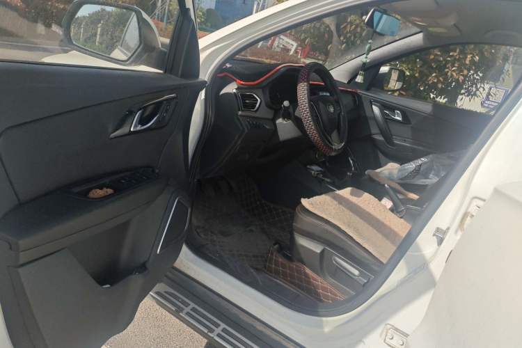 Used FAW Senya R7 2016 1.6L Manual Luxury Model Driver Seat