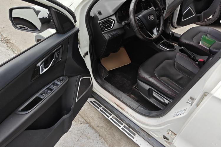 Used FAW Senya R7 2016 1.6L Manual Luxury Model Driver Seat
