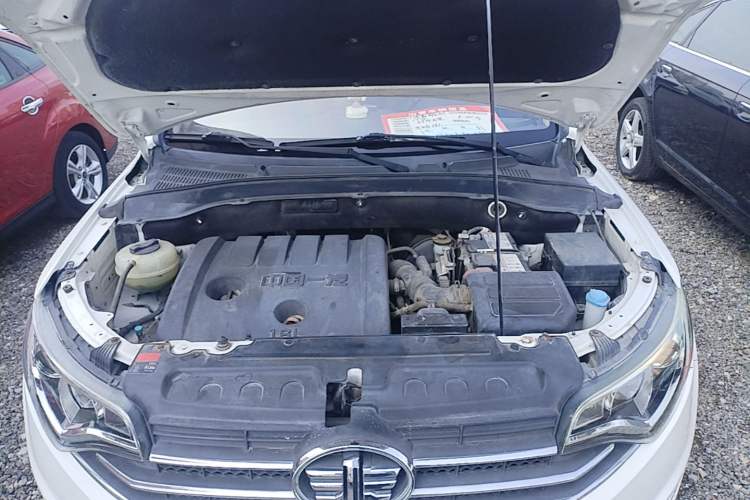 Used FAW Senya R7 2016 1.6L Manual Luxury Model Engine Bay