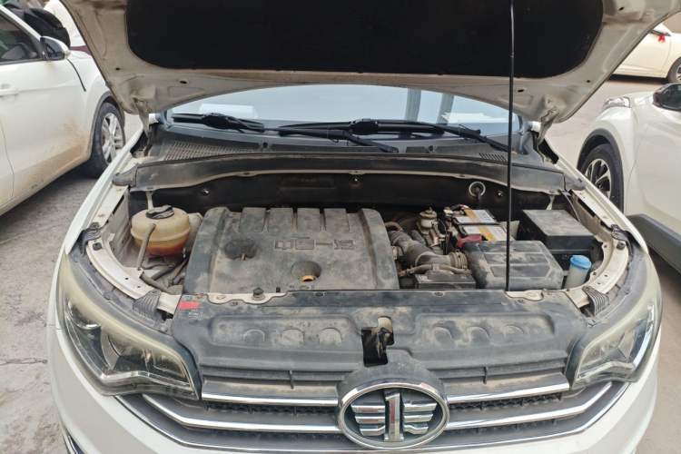 Used FAW Senya R7 2016 1.6L Manual Luxury Model Engine Bay