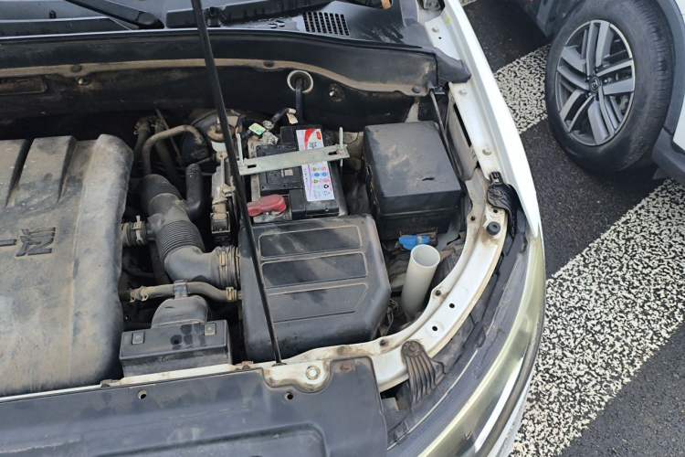 Used FAW Senya R7 2016 1.6L Manual Luxury Model Engine Bay Left