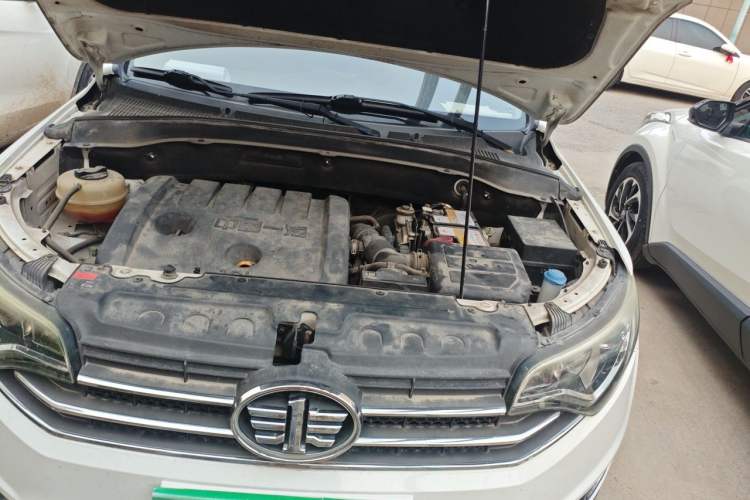 Used FAW Senya R7 2016 1.6L Manual Luxury Model Engine Bay Left