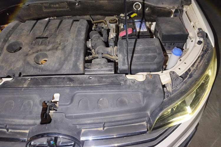 Used FAW Senya R7 2016 1.6L Automatic Luxury Model Engine Bay Left