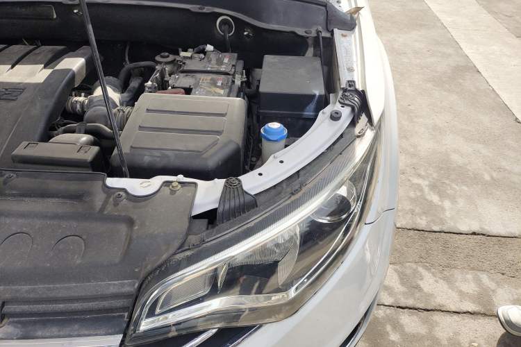 Used FAW Senya R7 2016 1.6L Manual Luxury Version Engine Bay Left