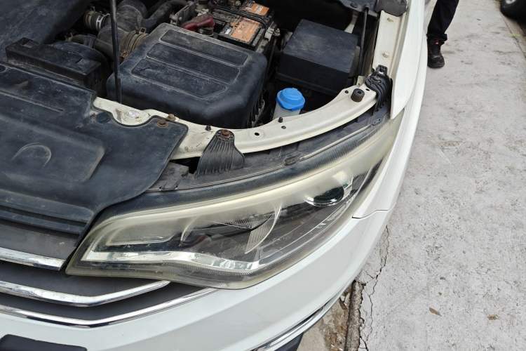 Used FAW Senya R7 2016 1.6L Manual Luxury Model Engine Bay Left