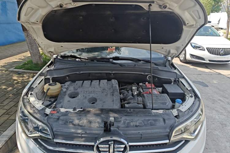 Used FAW Senya R7 2016 1.6L Manual Luxury Model Engine Bay
