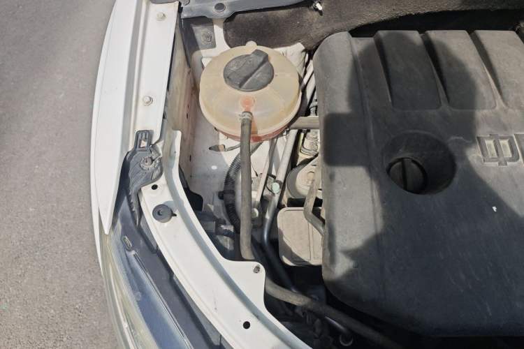 Used FAW Senya R7 2016 1.6L Manual Luxury Version Engine Bay Right