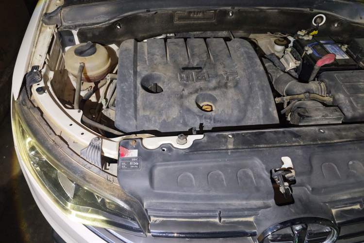 Used FAW Senya R7 2016 1.6L Automatic Luxury Model Engine Bay Right