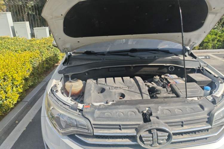 Used FAW Senya R7 2016 1.6L Manual Luxury Model Engine Bay Right