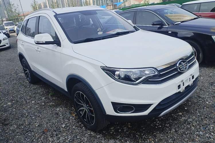 Used FAW Senya R7 2016 1.6L Manual Luxury Model Front Right 45 Deg