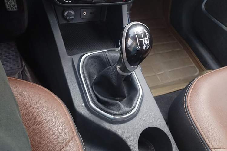 Used FAW Senya R7 2016 1.6L Manual Luxury Model Gear Lever
