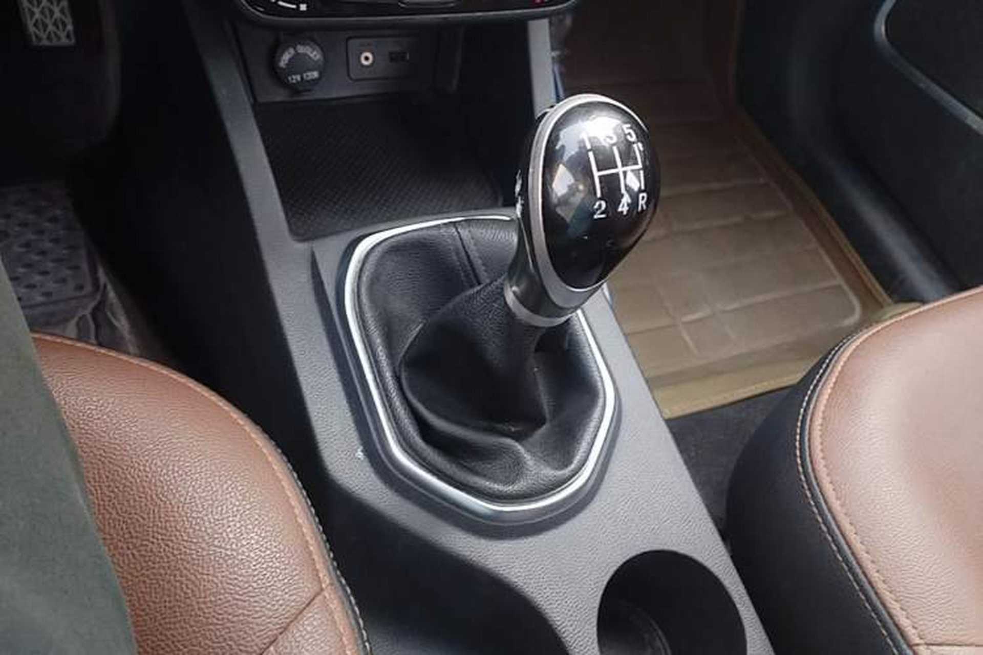 Used FAW Senya R7 2016 1.6L Manual Luxury Model Gear Lever