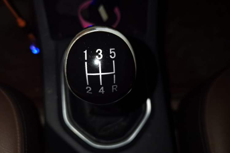 Used FAW Senya R7 2016 1.6L Manual Smart Version Gear Lever