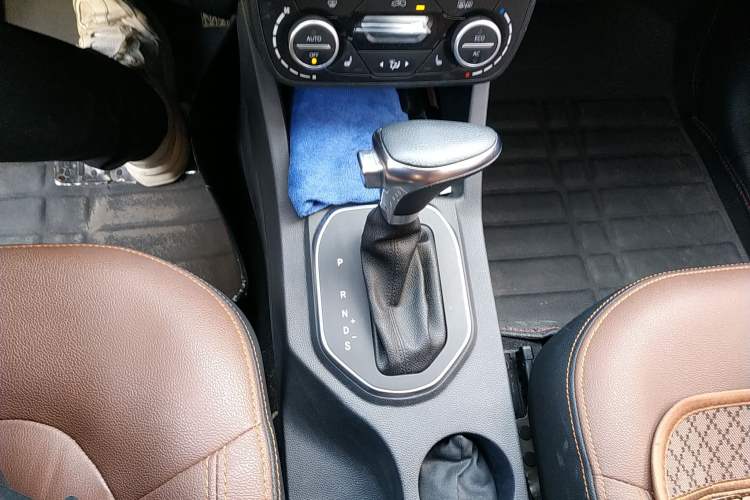 Used FAW Senya R7 2016 1.6L Automatic Prestige Model Gear Lever