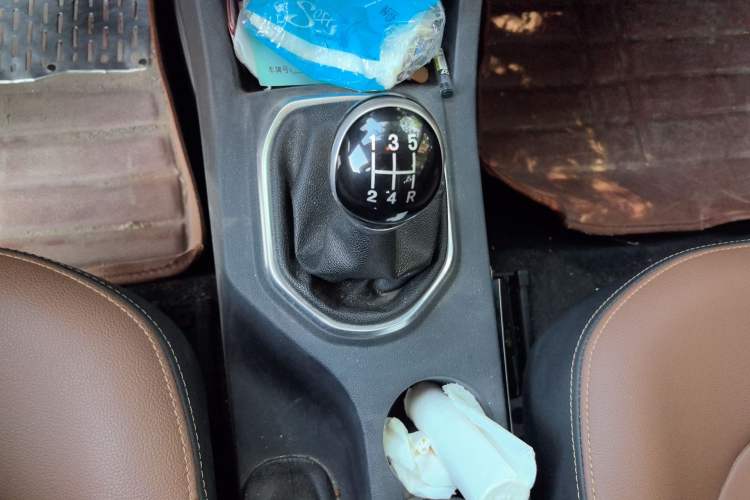 Used FAW Senya R7 2016 1.6L Manual Smart Version Gear Lever