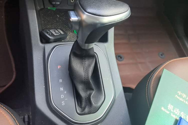 Used FAW Senya R7 2016 1.6L Automatic Smart Version Gear Lever