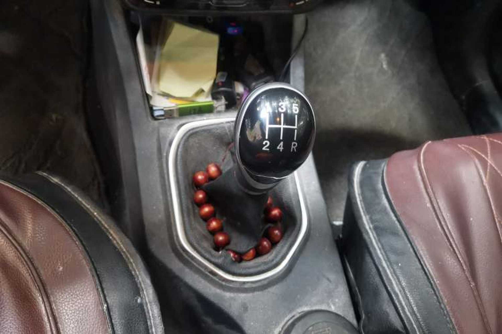Used FAW Senya R7 2016 1.6L Manual Smart Version Gear Lever