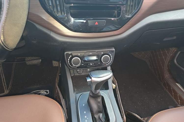Used FAW Senya R7 2016 1.6L Automatic Luxury Model Gear Lever