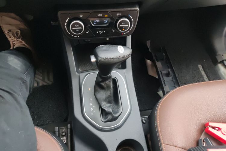 Used FAW Senya R7 2016 1.6L Automatic Prestige Model Gear Lever