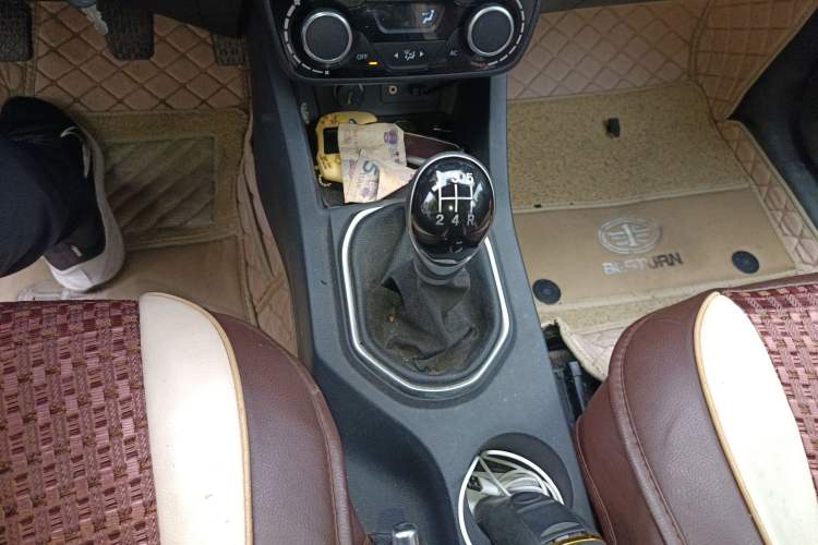 Used FAW Senya R7 2016 1.6L Manual Smart Version Gear Lever