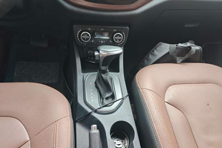 Used FAW Senya R7 2016 1.6L Automatic Prestige Model Gear Lever