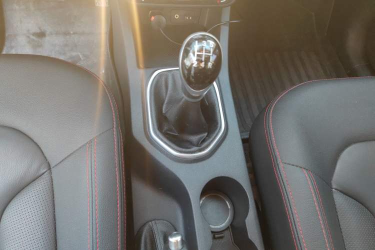 Used FAW Senya R7 2016 1.6L Manual Smart Version Gear Lever