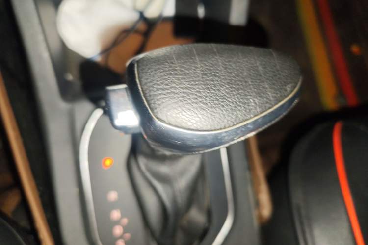 Used FAW Senya R7 2016 1.6L Automatic Luxury Model Gear Lever