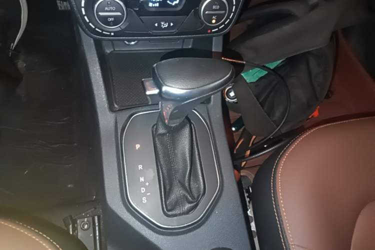 Used FAW Senya R7 2016 1.6L Automatic Smart Version Gear Lever